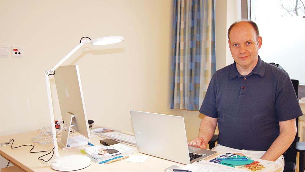 Seit dem 1. Februar praktiziert Bernd Brinker als Hautarzt im Krankenhaus Rheiderland in Weener.  © Foto: Hoegen