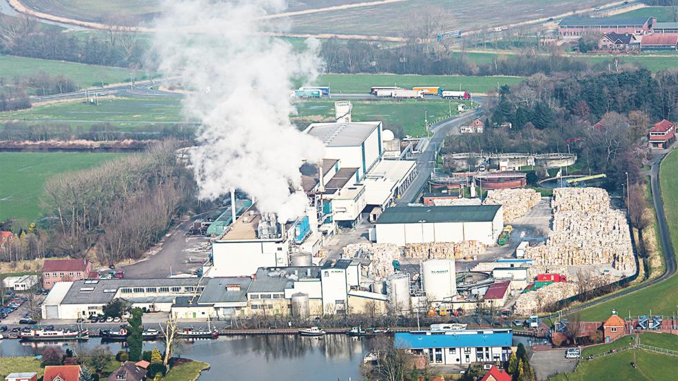 Für die Papierproduktion braucht die Klingele Papierfabrik große Mengen Wasser. Das könnte von der anderen Emsseite kommen. Doch die Anlieger dort laufen dagegen Sturm.  © Foto: Archivfoto: Klemmer