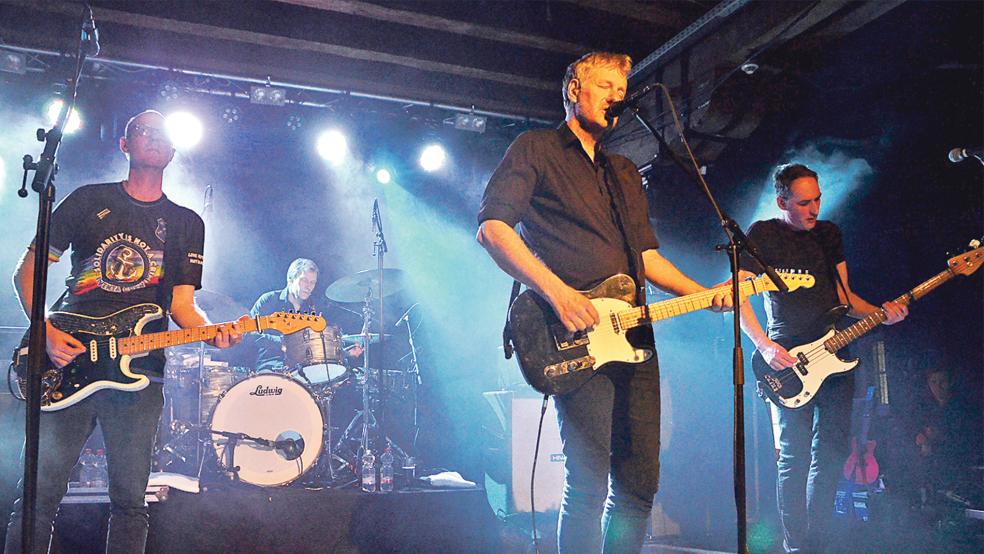 Die Hamburger Band Kettcar machte ihren Auftritt im Zollhaus in Leer zu einem Heimspiel.  © Foto: Ammermann