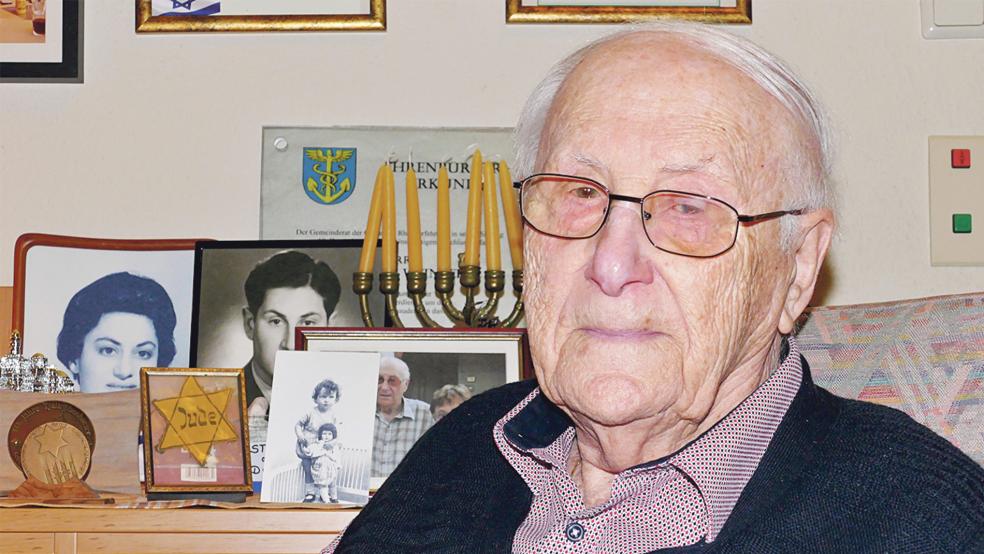 Albrecht Weinberg aus Rhauderfehn hat die mehrere Konzentrationslager überlebt. Auch im hohen Alter berichtet er Schülerinnen und Schülern von seinen schrecklichen Erlebnissen - und hofft, dass es sie prägt.  © Archivfoto: Carsten Ammermann