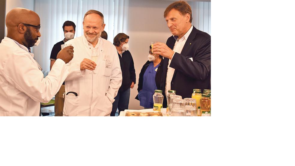 Stießen auf eine gute Zusammenarbeit an: (von links) Der neue Chefarzt der Abteilung für Pneumologie, Anguche Amukobole, der Chefarzt der Abteilung für Innere Medizin und Gastroenterologie, Dr. Martin Reckels, und »Borro«-Geschäftsführer Dieter Brünink im Gespräch.  © Foto: Borromäus-Hospital
