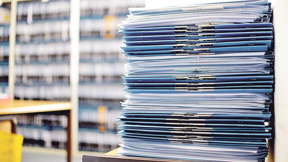 Bei Verwaltung denkt man unwillkürlich an Aktenberge. Die Stadt Weener hat in den vergangenen fünf Jahren ihren Papierverbrauch stark reduziert und setzt in Zukunft auf die Digitalisierung ihrer Dienstleistungen.  © Foto: dpa/Murat