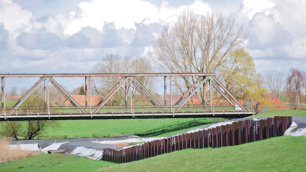Eine neue Zuwegung ist über dem Emsdeich in Hilkenborg angelegt worden. Dadurch wird der Rückbau der Stahlkonstruktion der Friesenbrücke und der Betonpfeiler erleichtert.  © Fotos: Hanken