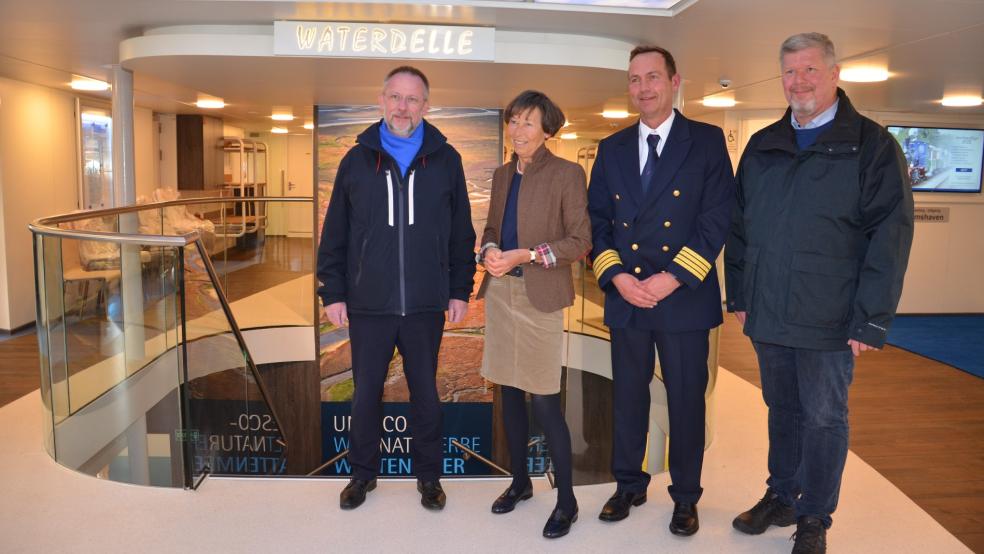 AG „Ems“-Projektleiter Michael Baumfalk, Kapitän Dirk Saathoff, Taufpatin Martina Klasen und ein AG „Ems“-Inspektor freuen sich über den gelungenen Umbau. © AG 