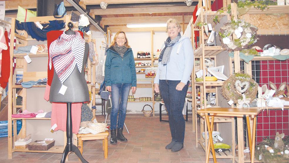Linda Veenhuis und Sylke Schulte (rechts) beim ersten »Stöberstuben«-Dienst.  © Foto: Hoegen