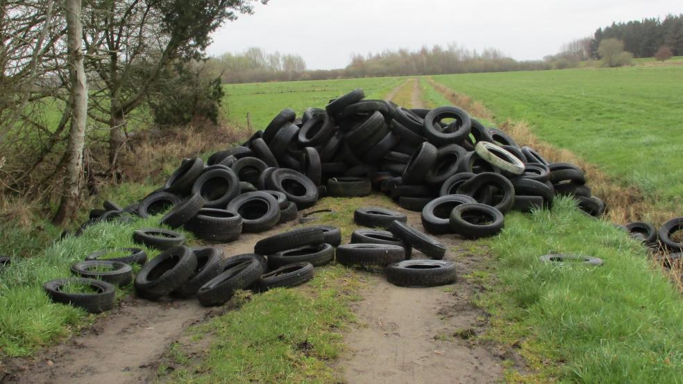 Mindestens 100 Reifen wurden am Heuweg in Detern illegal entsorgt. © Polizei