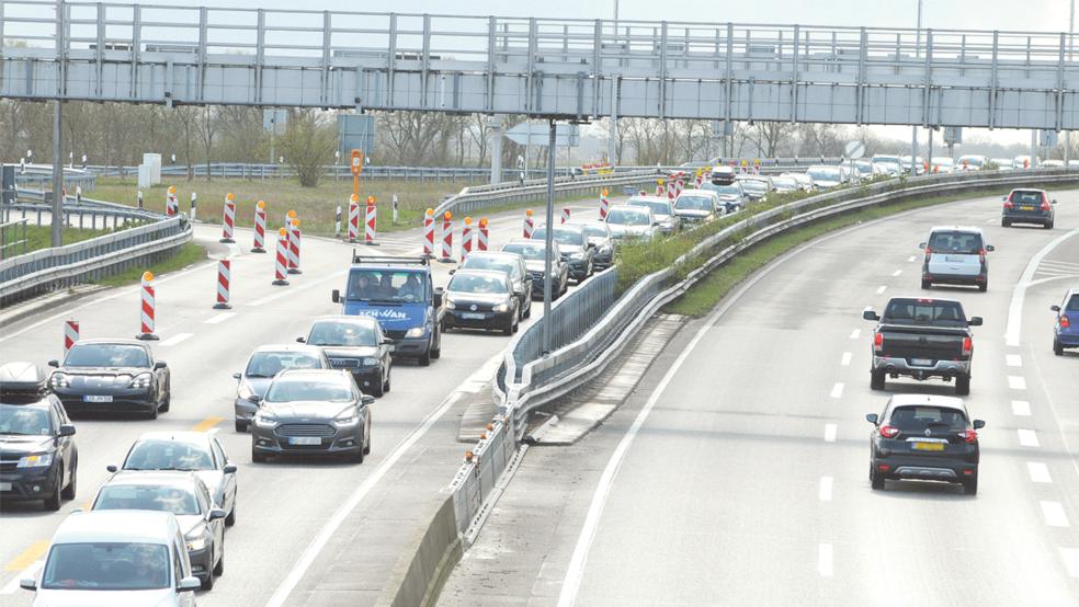 Auf der A31 Richtung Oldenburg kurz vor dem Emstunnel bildete sich am Wochenende ein kilometerlanger Stau.  © Foto: Wolters