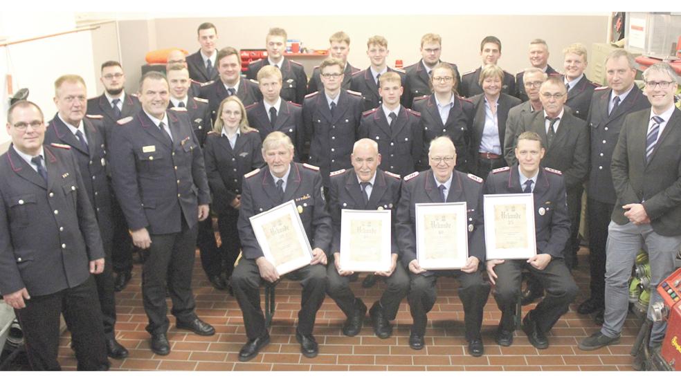 Versammlung nach zwei Jahren Corona-Pause. Das Foto zeigt die Weenermoorer Wehr sowie die Gäste Stadtbrandmeister Jörg Fisser (vorne, von links), seinen Stellvertreter Helmut Erfkamp und Kreisbrandmeister Johann Waten. Vorne rechts: Ortsbrandmeister Wilhelm Heijen.  © Foto: Rand/Feuerwehr
