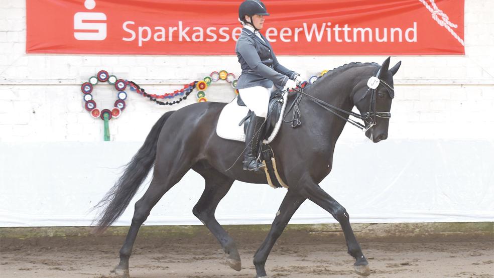 Wiebke Diddens vom Reit- und Fahrverein Rheiderland freute sich am Wochenende über einen Sieg in der L-Dressur auf ihrem Pferd »Dark Dessario«.  © Foto: Gleich