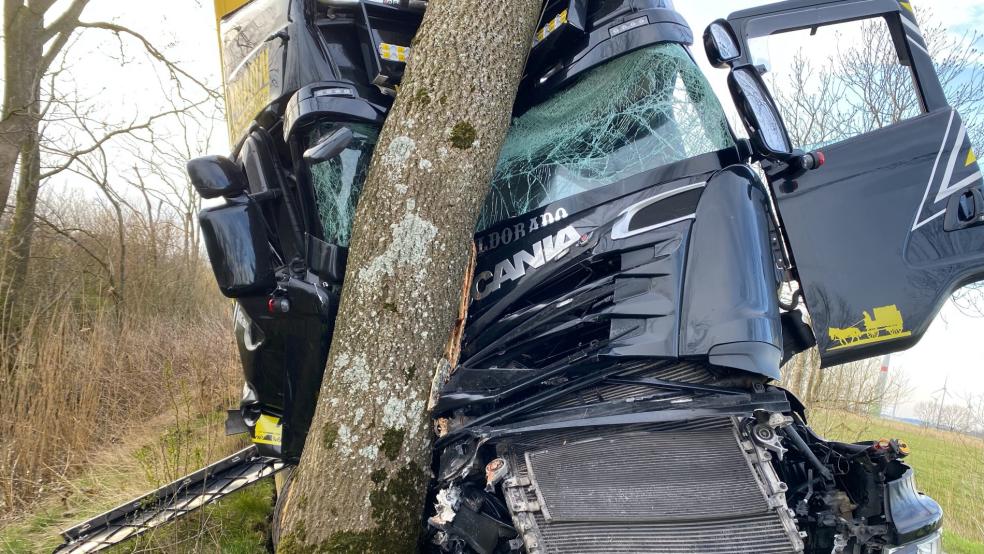 In Dornum prallte ein LKW gegen einen Baum und fing Feuer. © Siebels