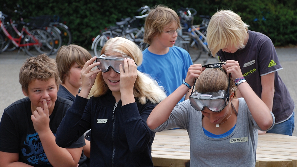 Das Blaue Kreuz ist auch an Schulen aktiv und arbeitet dabei auch mit »Rauschbrillen«, die den Schülern einen Eindruck vermitteln, wie das Sehvermögen unter Alkoholeinfluss sich verändert.<br />  © Archivfoto: Hoegen