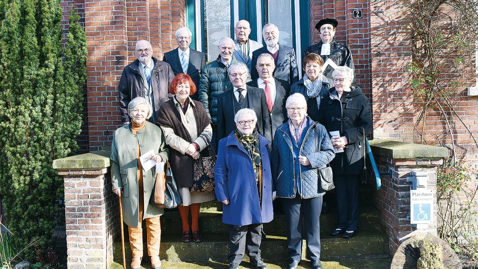 13 Männer und Frauen feierten am Sonntag in der Georgskirche in Weener mit Pastor i. R. Hermann Weber die seltene »Eiserne Konfirmation« (65 Jahre).  © Foto: Kuper