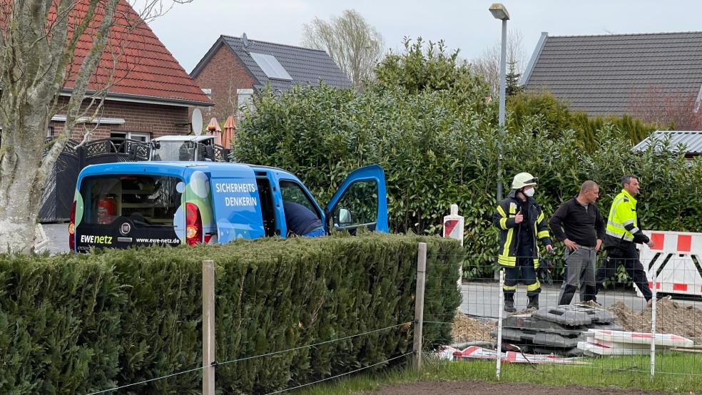 Die Feuerwehr Jemgum war heute an der Nesser Straße im Einsatz und sicherte hier das Umfeld ab, nachdem ein Bagger eine Gasleitung getroffen hatte, es trat massiv Gas aus. © Feuerwehr