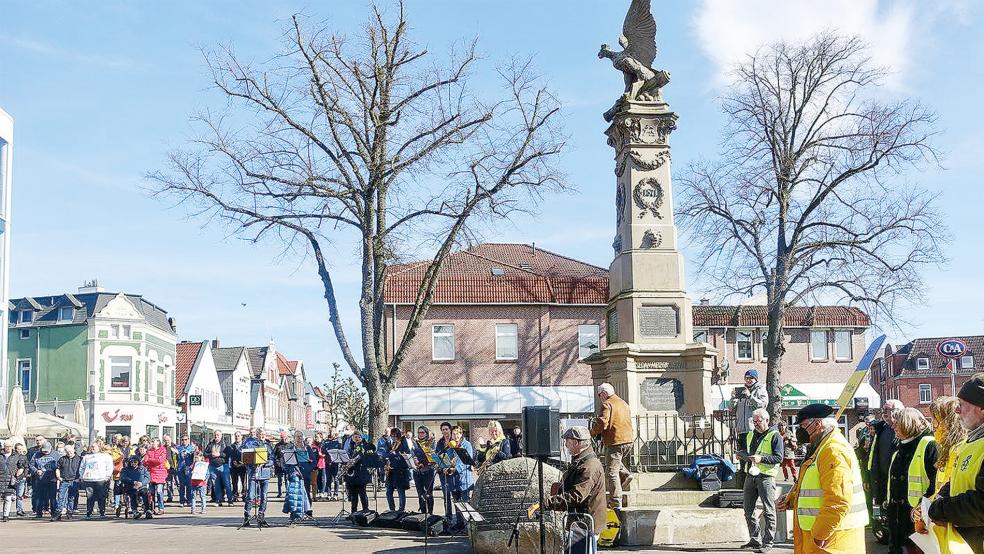 Auf dem Denkmalplatz treffen sich am Ostermontag die Teilnehmer der Mahnwache. © Foto: privat