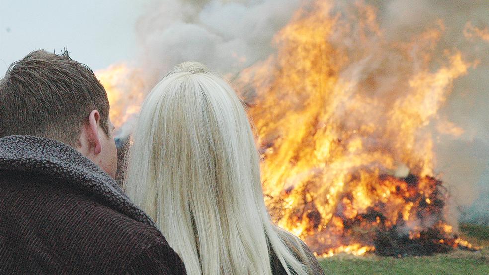 Im Rheiderland dürfen nach zwei Jahren Corona-Zwangspause wieder Osterfeuer entzündet werden. In einigen Orten wird allerdings noch einmal drauf verzichtet.  © Foto: Hoegen