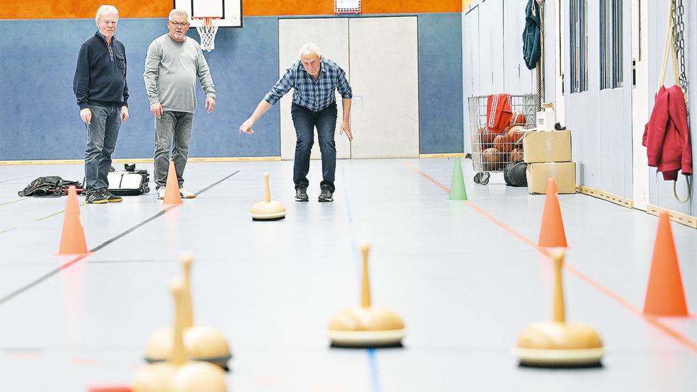 TV-Geschäftsführer Reinhard Borchers (von links), Gerd Bollmann und Hans-Georg Rieks haben bereits das Hallenbosseln in der Mölenlandhalle ausprobiert.  © Foto: Bruins