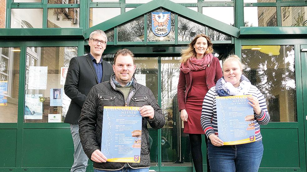 Freuen sich, dass die Marktsaison wieder starten kann: (von links) Bürgermeister Heiko Abbas, Dennis Eden, Sprecher des ostfriesischen Schausteller-Vereins, Fachbereichsleiterin Xenia Nording und die stellvertretende Marktmeisterin Gesa Bojen.<br />  © Foto: Stadt Weener