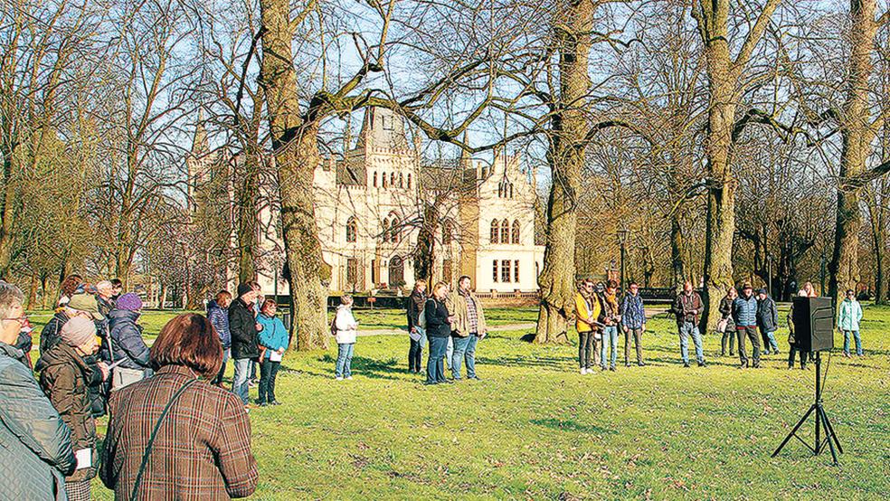 Besondere Aktualität angesichts des Krieges in der Ukraine hatten die Leeraner »Passionspunkte« bei der Evenburg in Loga mit dem Thema »Auf der Flucht«.  © Foto: Dübbel