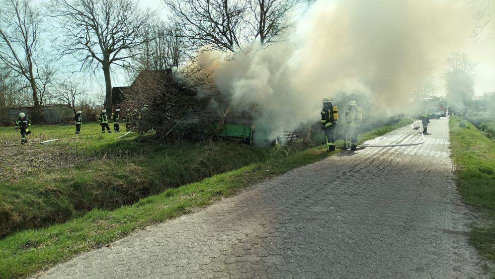 Ein Schuppen ist am Samstag in Münkeboe in Brand geraten.  © Feuerwehr