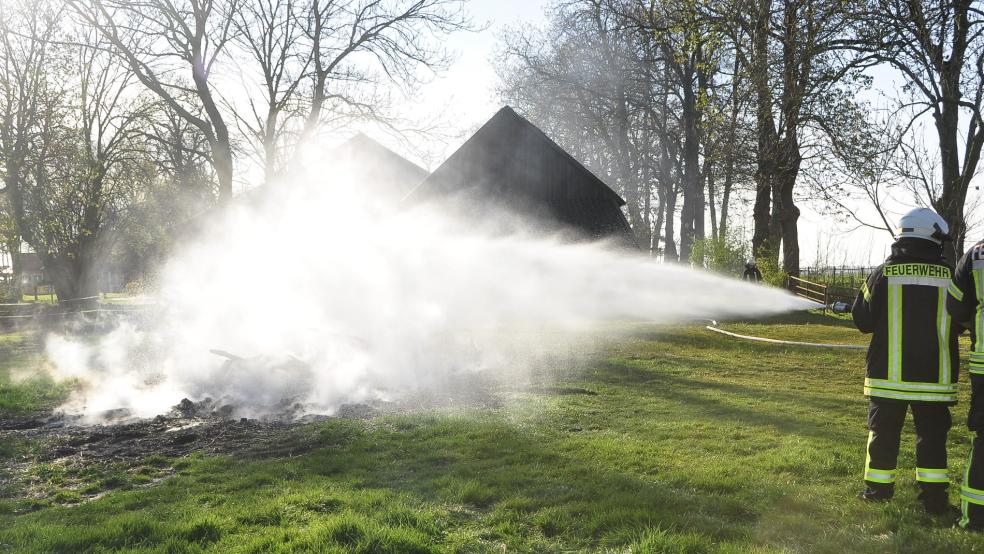 In Bunderhee hatte eine Scheune am Samstag Feuer gefangen. © Wolters