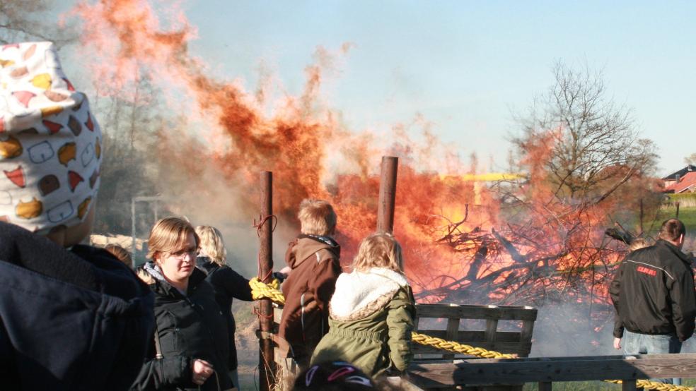 Zu den Osterfeuern wie hier in Möhlenwarf kamen viele Leute zusammen. © Rudi Meyer