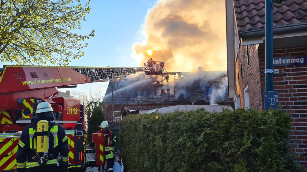 Ein Gebäude in Grimersum ist am Samstag in Brand geraten. © Feuerwehr Krummhörn