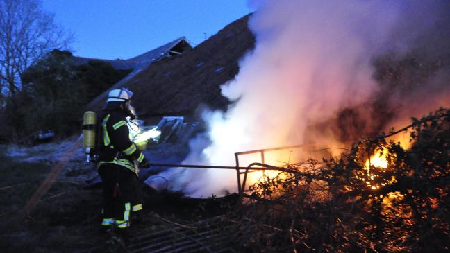 Brennende Reifen sorgen für starken Rauch