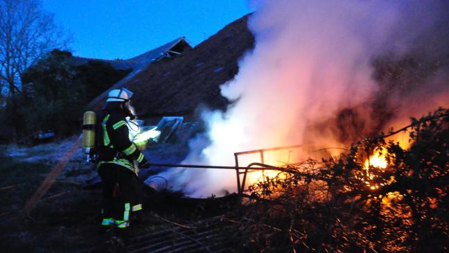 Brennende Reifen sorgen für starken Rauch
