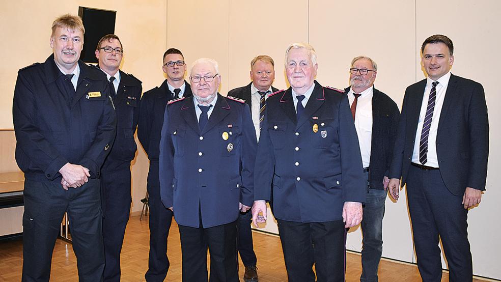 Vor 50 Jahren traten Heinz Kaiser und Gerold Steinfelder (vorne Mitte von links) in die Feuerwehr ein; Glückwünsche übermittelten (von links) Ernst Berends (Kreisfeuerwehr), Hans-Hermann Leemhuis und Dennis Iwanoff, Enno-Lukas Oltrop (Feuerwehrausschuss-Vorsitzender), Ortsvorsteher Karl-Georg Volkhusen und Bürgermeister Uwe Sap. Fotos: Kuper  © 