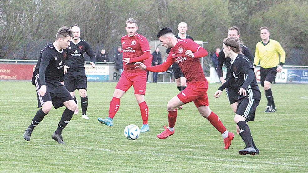 Die Bunder (rote Trikots) gaben sich trotz 0:3-Rückstands und Verletzung ihres Keepers Ralf Smidt nicht auf.  © Foto: Berents