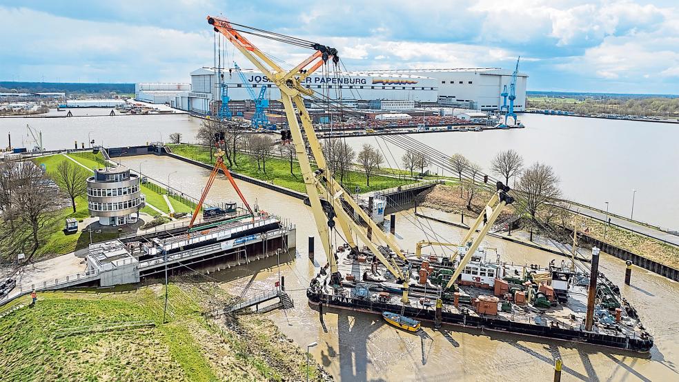 Mit dem Schwimmkran »Enak«, der auch beim Rückbau der Friesenbrücke in Weener zum Einsatz kam, wurde das neue Schleusentor eingebaut.  © Foto: Depenbrock