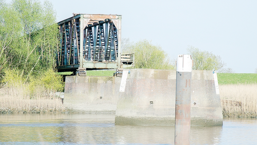 Über dem Wasser der Ems ist die alte Friesenbrücke bereits ganz verschwunden. Der letzte Teil der alten Konstruktion über dem Deichvorland in Hilkenborg folgt demnächst.  © Foto: Hanken
