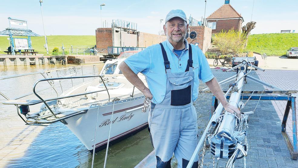 Segler Helmut Jongebloed aus Papenburg machte gestern am Mastenkran nahe der Schleuse in Weener seine »Red Lady« startklar. Er plant in dieser Segelsaison eine Reise über Helgoland und Kiel bis in die Ostsee nach Schweden.  © Foto: Szyska
