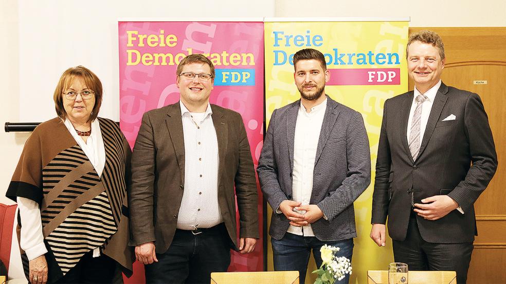 Auf dem FDP-Kreisparteitag (von links): Landtagsabgeordnete Hillgriet Eilers, die Landtagskandidaten Jens Völker und Steffen Oesterlen sowie der Bundestagsabgeordnete Jens Beeck.  © Foto: FDP