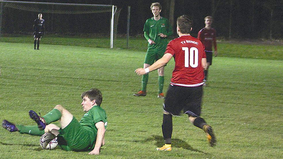 Micha Gerke (links) und Stapelmoor II zeigten im Derby gegen Bunde III vollen Einsatz.  © Foto: Berents