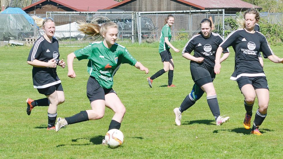 Tomke Strenge (am Ball) aus der SG-Reserve war die beste Spielerin bei Leer 04/Bingum.  © Foto: Ammermann