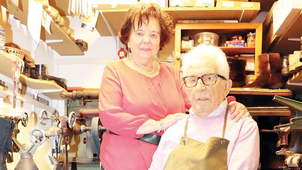 Kurt Becker mit seiner Frau Anna in seiner kleinen Schusterei.  © Foto: HWK/Feldmann