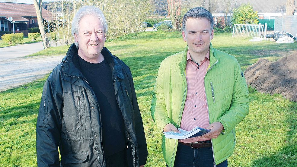 Pastor Heiko Rademaker (links) und Bürgermeister Uwe Sap freuen sich über die bewilligten Förderanträge für das Trauerzentrum am Friedhofsweg.  © Foto: Berents