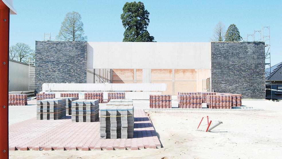 Die Arbeiten auf der Baustelle des künftigen dm-Drogeriemarktes ruhen derzeit.  © Foto: Hoegen