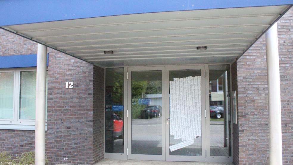 Die Tür des Weeneraner Polizeigebäudes wurde von einem 34-Jährigen mit einem Stein zerstört. © Busemann