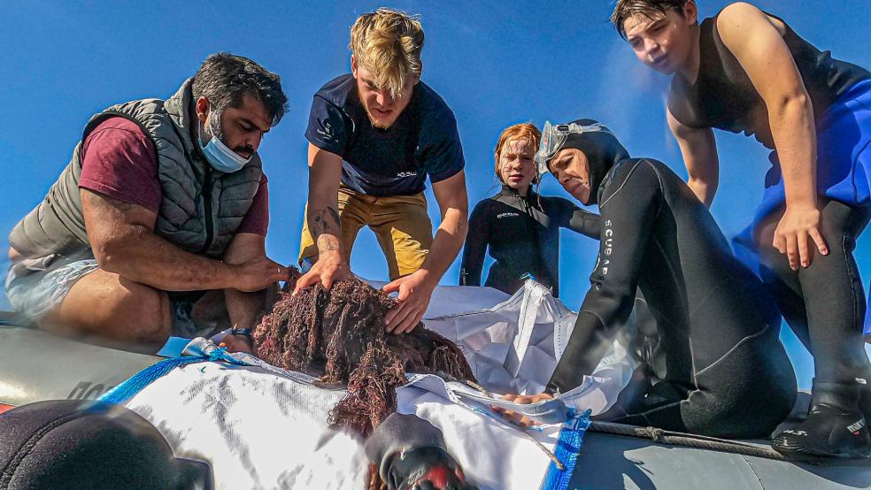 Hier werden gerade Geisternetze »angelandet«, die vom Team des Vereins »Ghost Diving Germany« aus dem Meer geborgen worden sind. © Ghost Diving Germany
