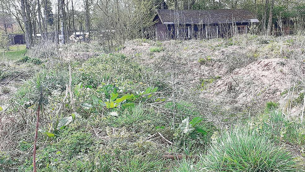 Noch türmen sich hier Erdhaufen auf: An dieser Stelle soll im Bunder Park ein Mehrgenerationen-Aktiv-Platz geschaffen werden. Die Holzhütte im Hintergrund muss für das Vorhaben weichen.  © Foto: Berents
