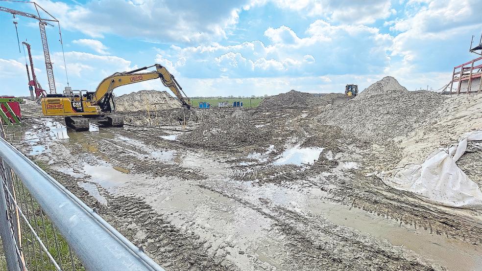Nicht mehr im Zeitplan: der Neubau der Flutmuldenbrücke bei Rhede.  © Kristina Müller