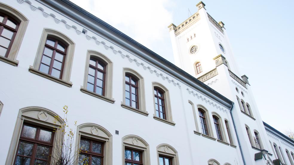 Bewaffneter Drogenhandel ist der schwerwiegendste der Vorwürfe, die gegen ein Ex-Paar aus Leer vor dem Landgericht Aurich erhoben werden.  © Foto: RZ-Archiv