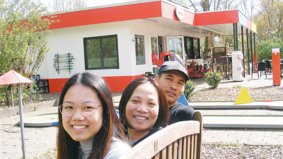 Freuen sich auf die Eröffnung der renovierten Anlage am 1. Mai (von links): Tochter Hoang Yen Tran, Betreiberin Mien Thi Tran und Koch Vanxuan Vu aus Neermoor.  © Foto: Szyska