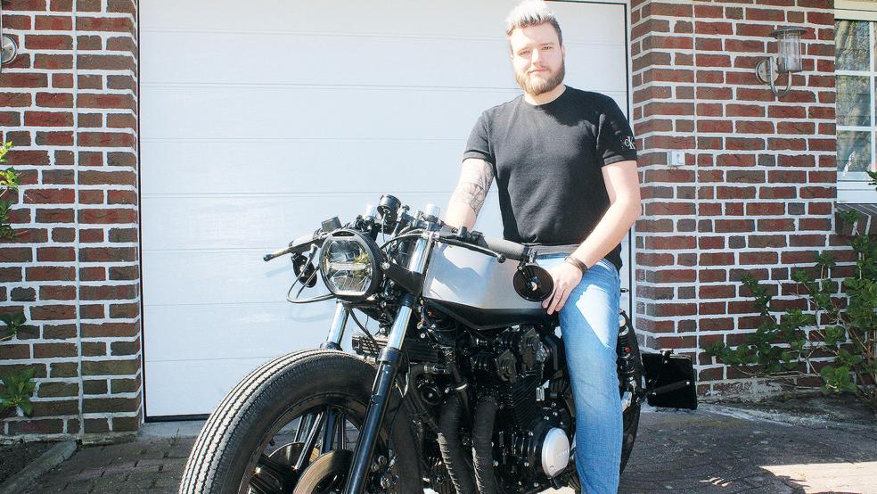 Tim Bultmann organisiert die »Gentleman’s Ride«-Tour in Leer. Seine umgebaute Honda CB 750 ist bereit. Der Anzug ist bestellt, lässt aber noch auf sich warten.  © Foto: Berents