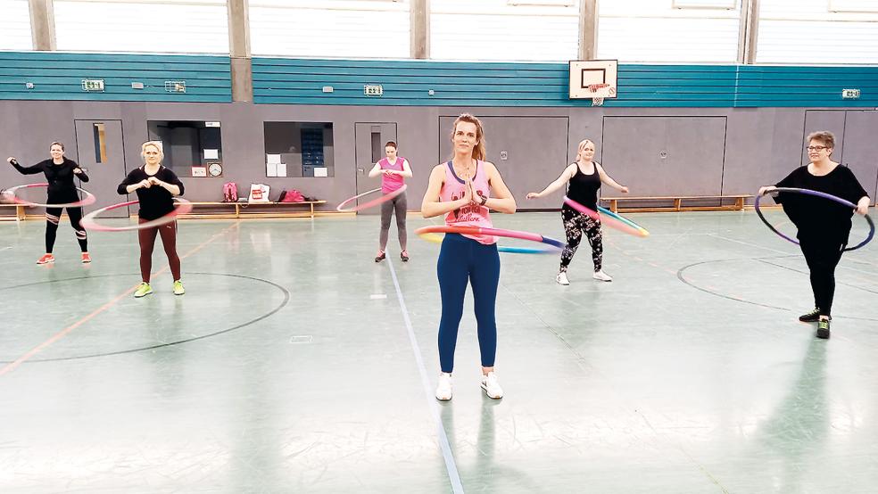 Christiane Müürmann (Mitte vorne) zeigt den Teilnehmerinnen des Hula-Hoop-Kurses in der Bunder Mölenland-Halle, wie man den mehr als einen Kilogramm schweren Reifen kreisen lässt.  © Foto: Born