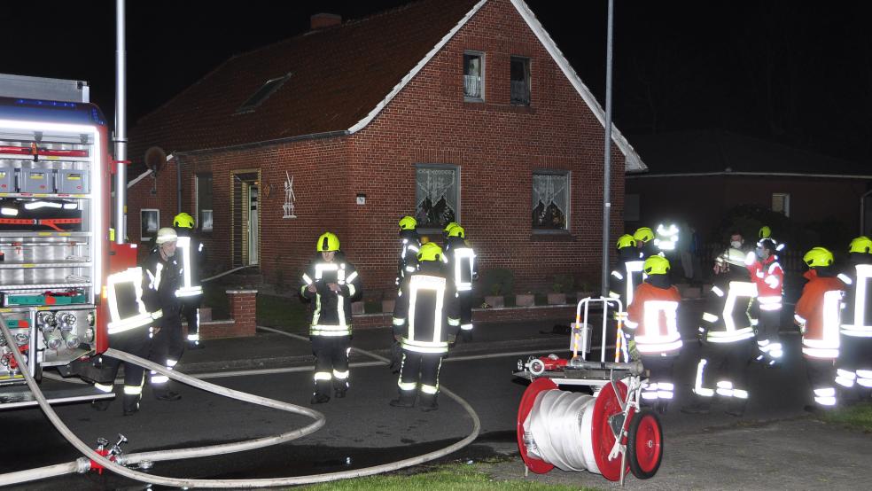 Die Ortsfeuerwehr Warsingsfehn rückte in der Nacht zu Samstag in die Edzardstraße aus. © Wolters