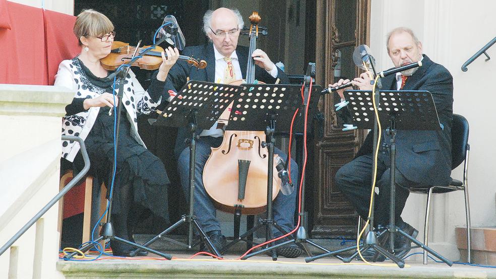 Pauline Nobes (Violine), Christoph Otto Beyer (Violoncello) und Hajo Wienroth (Flöte) eröffneten gestern die Saison der Gartenkonzerte des Organeums.  © Foto: Kuper