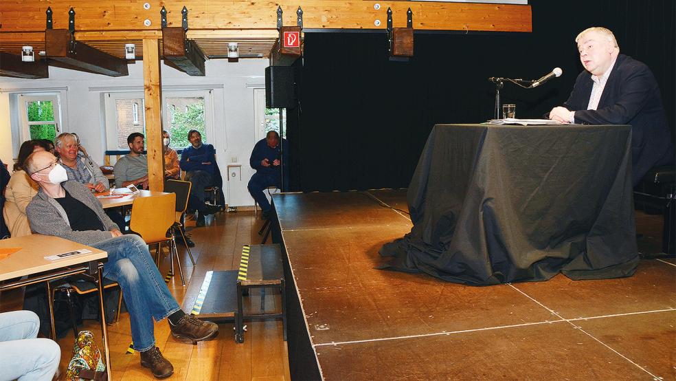 Im Leeraner Kulturspeicher unterhielt Autor Max Goldt rund 60 Zuhörerinnen und Zuhörer mit seinen scharfsinnigen und zynischen Texten.  © Foto: Eden